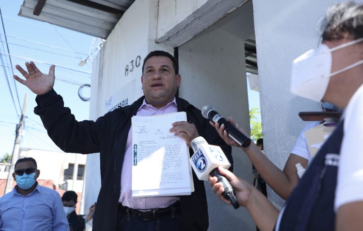 Rolando Castro, ministro de Trabajo, presentó ayer dos solicitudes ante el TSE para inhabilitar las candidaturas de Ernesto Muyshondt y Roberto d´Aubuisson. / DAVID MARTÍNEZ