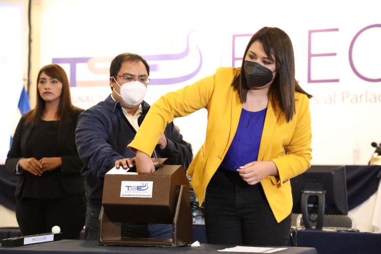 El sorteo de las papeletas de votación se realizó ayer con la participación de representantes de partidos políticos. / FOTO: René Estrada