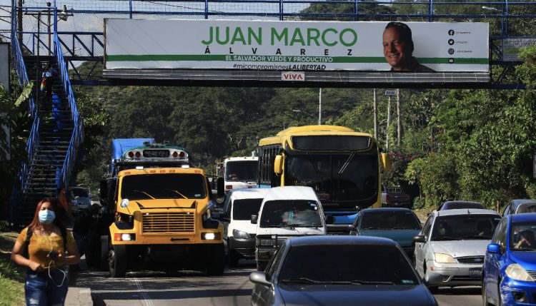 Diferentes vallas fueron coladas en distintos puntos de San Salvador previo al inicio de la campaña para diputados. / FOTO: Diario El Salvador.