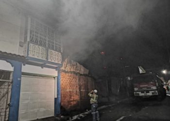 Incendio causa daños en bodega de barrio El Centro,  San Vicente