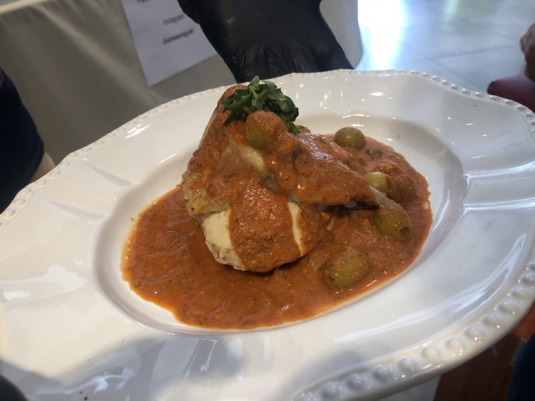 Pollo navideño con salsa criolla. FOTO / Cortesía.