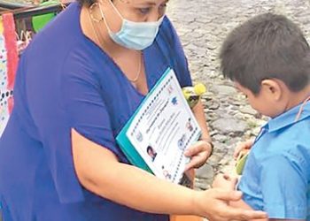 Docente supera duelo y organiza una «graduación móvil» en Jayaque