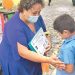 Docente supera duelo y organiza una «graduación móvil» en Jayaque
