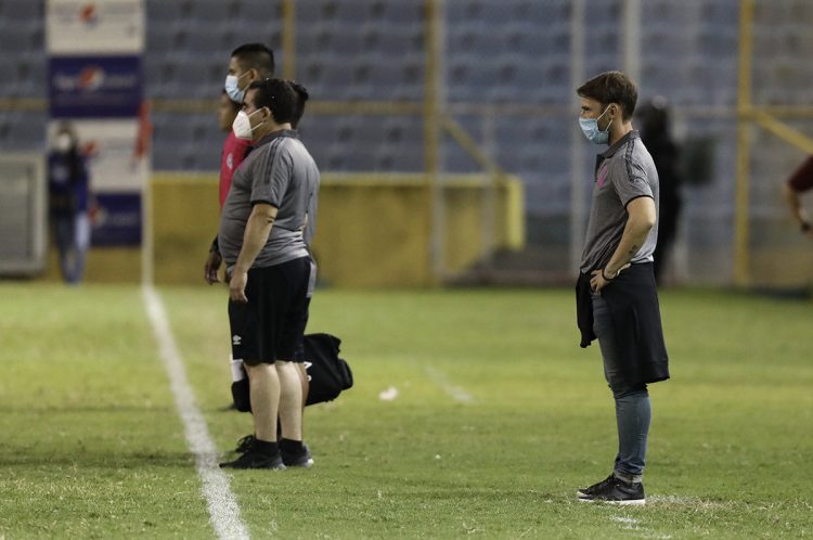 El entrenador del Alianza, Juan Cortés, dio sus valoraciones del juego ante Atletico Marte. Foto/ Diario El Salvador.