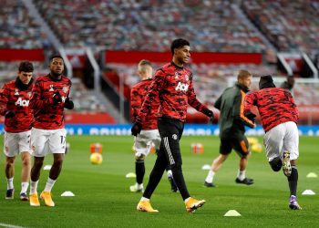 Manchester United amenaza a los líderes en la Premier