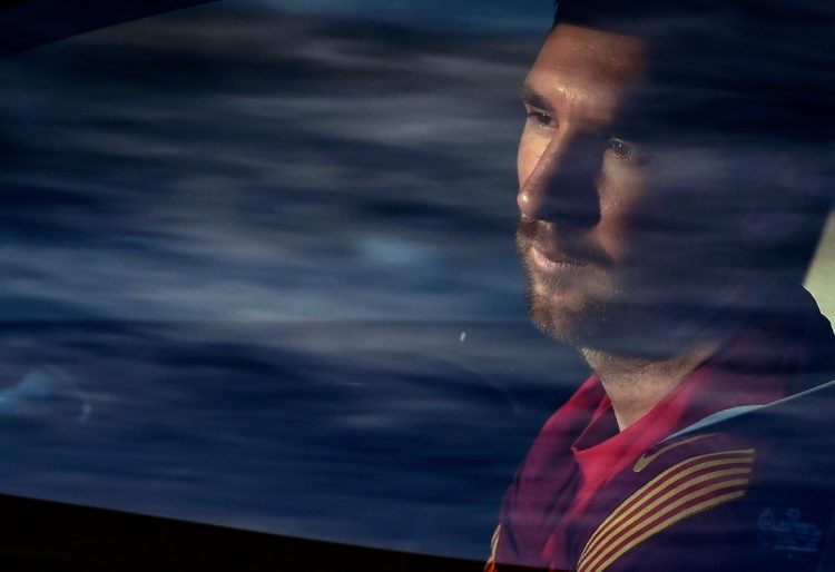 El delantero argentino del Barcelona Lionel Messi llega a la Joan Gamper Ciutat Esportiva de Sant Joan Despí cerca de Barcelona para una sesión de entrenamiento el 8 de septiembre de 2020. LLUIS GENE / AFP