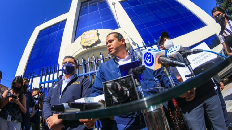 El ministro de Hacienda, Alejandro Zelaya, acudió a la Fiscalía a denunciar los casos de evasión.