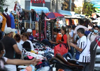 Comercio del Centro Histórico de San Salvador desafía la COVID-19