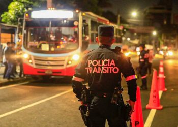 Más de 8,500 buses y microbuses en El Salvador han sido sancionados desde la reapertura económica
