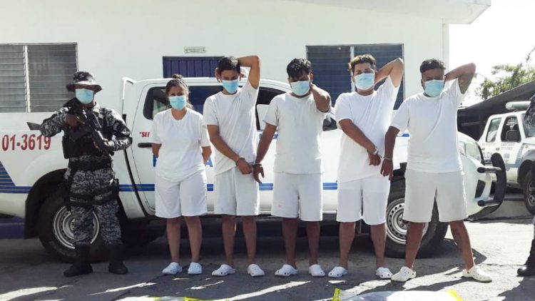 Los detenidos han sido identificados como Walter León, Ricardo Arévalo, Rolando Lemus, Diana Raquel Vásquez y Kevin Alexander Dubón Ramírez, quien además posee una orden de detención por los delitos de privación de libertad y robo de vehículos. Foto: Cortesía/PNC.