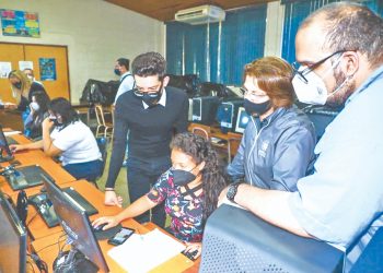 Alta participación estudiantil en el primer día de AVANZO en El Salvador