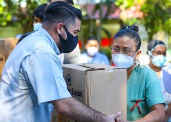 2,338 empleados del Hospital Nacional Rosales reciben paquetes alimentarios