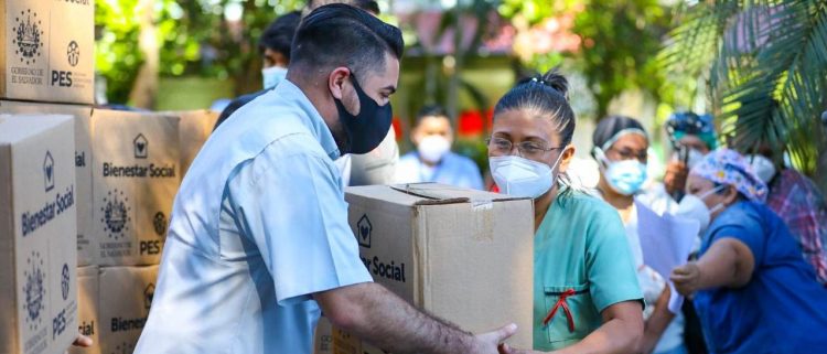 2,338 empleados del Hospital Nacional Rosales reciben paquetes alimentarios