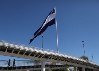 Alcalde Ernesto Muyshondt iza bandera de $360 mil en el Redondel Masferrer de San Salvador