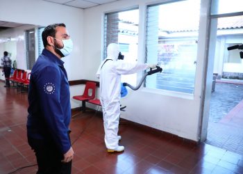Ministro de salud verifica desinfección de Hospital Zacamil