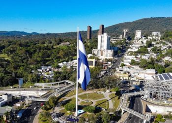 Indignación en redes sociales por costo de la bandera gigante en Redondel Masferrer