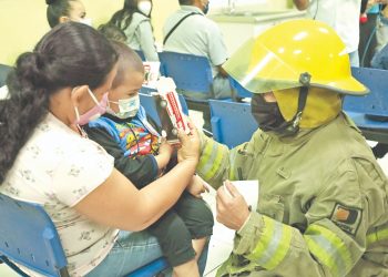 Cuerpo de Bomberos sensibiliza a los padres sobre el peligro de la pólvora