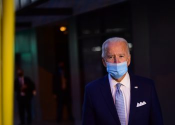 Biden pedirá a los estadounidenses usar mascarilla durante cien días