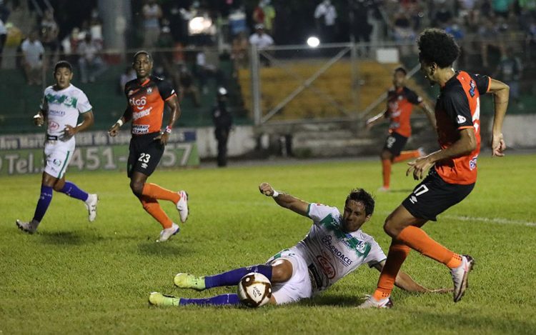 Sonsonate y Águlla empataron esta noche 0-0 en el Estadio "Ana Mercedes Campos". Foto de Guillermo Martínez.