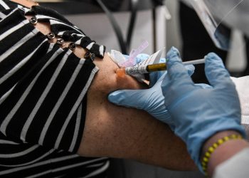 Médicos enfatizan importancia de vacunarse contra la COVID-19