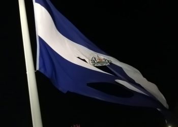 Alcaldía de San Salvador insiste en «daños perpetrados de forma vandálica» a «monumental bandera»
