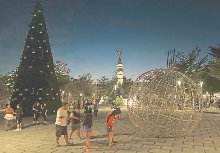 4. Impago. La falta de iluminación en las principales plazas de la capital podría ser por una supuesta situación de impago que mantiene la alcaldía de San Salvador con la empresa que brinda los servicios eléctricos a la comuna. En 2019, la alcaldía tardó más de dos semanas en iluminar la decoración luego de su instalación.