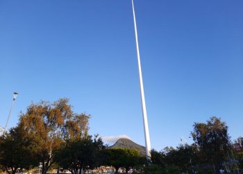 Retiran bandera de $360 mil; edil trata de justificarse mientras la Alcaldía de San Salvador dijo que eran «trabajos de mantenimiento»