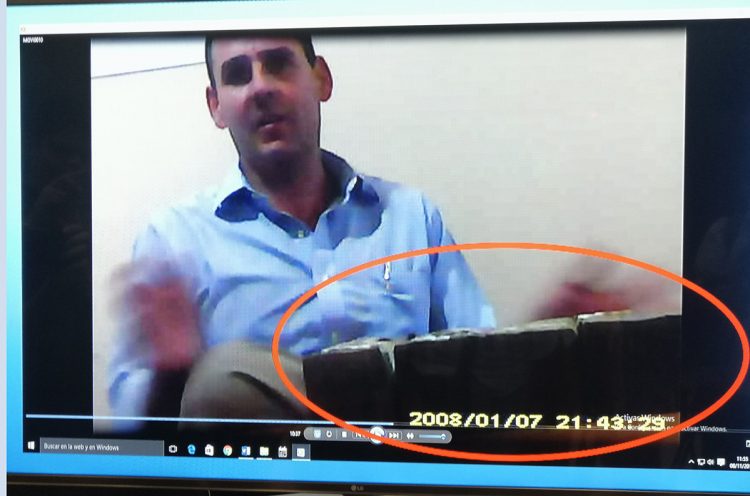 Ernesto Muyshondt, captado en un video reunido supuestamente con jefes de pandillas. FOTO/DES