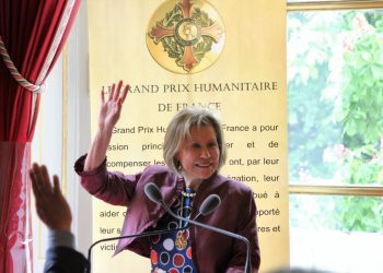 Salvadoreña lidera asociación humanitaria en Francia