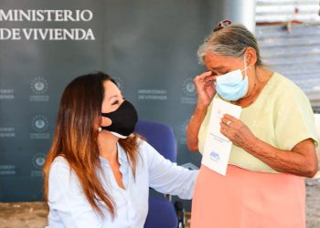 Ministerio de Vivienda entrega certificados a 19 familias en Tonacatepeque