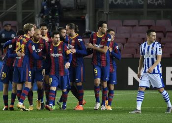 Barcelona sufre pero remonta a la Real Sociedad