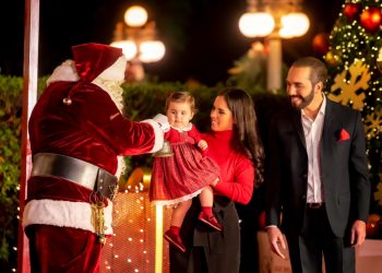 Familia Presidencial de El Salvador oficializa la Navidad en compañía de Santa Claus