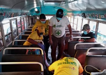 Mujer resulta con fracturas tras asalto a un bus en San Jacinto