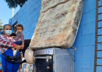 Madre salvadoreña y sus hijos son desalojados de su hogar en esta Navidad