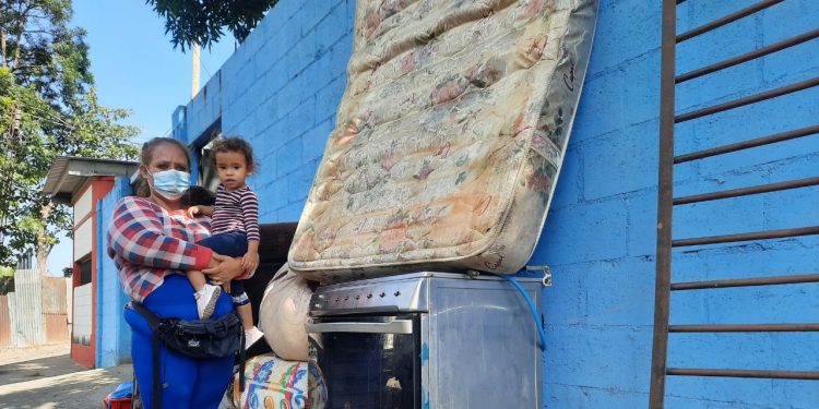 Madre salvadoreña y sus hijos son desalojados de su hogar en esta Navidad. FOTO / Francisco Campos.