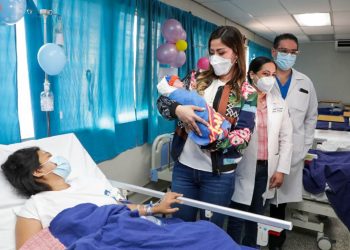 Presentan al primer bebé que nació esta Navidad en El Salvador