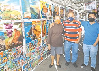 Familia salvadoreña sale adelante con la venta de calendarios