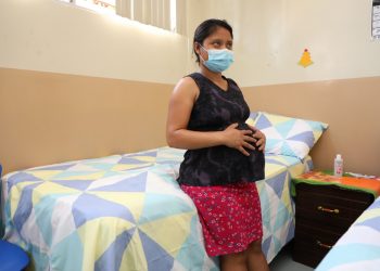 Futuras madres reciben atención previa al parto en El Salvador