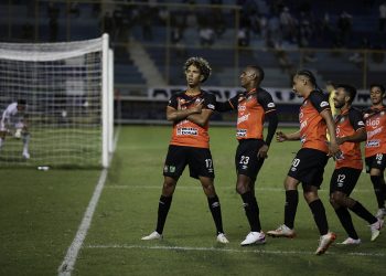 Águila volvió a pintar el clásico de naranja, se impuso 2-1 al Alianza