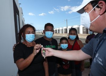 Familia que perdió a dos de sus cinco hijos durante la tormenta Amanda recibe nueva casa