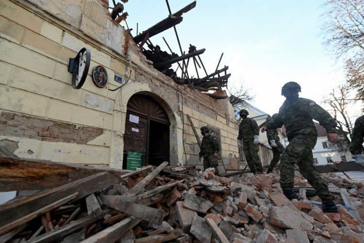 El temblor derribó edificios y viviendas en la ciudad. Las autoridades reportan varios heridos. Foto AFP