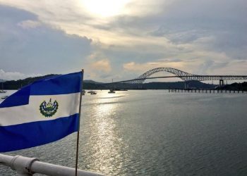 Así ondea la bandera azul y blanco en el mundo por la conmemoración del bicentenario de Independencia en El Salvador