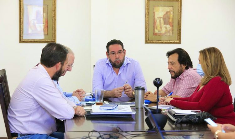 El equipo celebró la resolución de inadmisibilidad anunciada por la Sala de lo Cosntitucional, referente a las demandas de inconstitucionalidad por el nombremiento del vicepresidente. Foto/Cortesía.