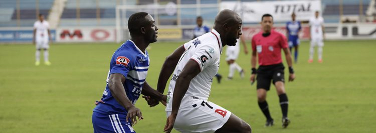 Nuevamente otro derbi capitalino entre Alianza y Marte en el estadio Cuscatlán. Foto DES