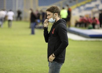 Aficionados aliancistas colocaron pancartas para exigir la renuncia del técnico Juan Cortés en el entreno de hoy