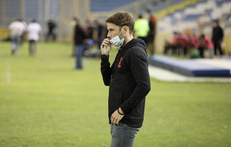 Juan Cortés durante el juego del sábado en la noche entre Alianza y Águila. Foto DES/David Martínez