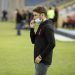 Aficionados aliancistas colocaron pancartas para exigir la renuncia del técnico Juan Cortés en el entreno de hoy