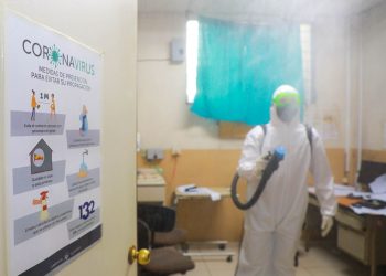 Ministerio de Salud desinfecta el hospital Rosales