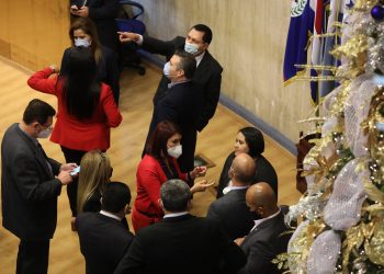 Ciudadanos ven a ARENA y al FMLN como partidos corruptos