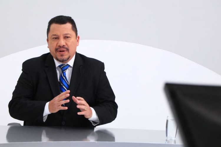 Criminólogo y experto en seguridad, Ricardo Sosa, durante entrevista en Noticiero El Salvador. Foto/ Cortesía.
